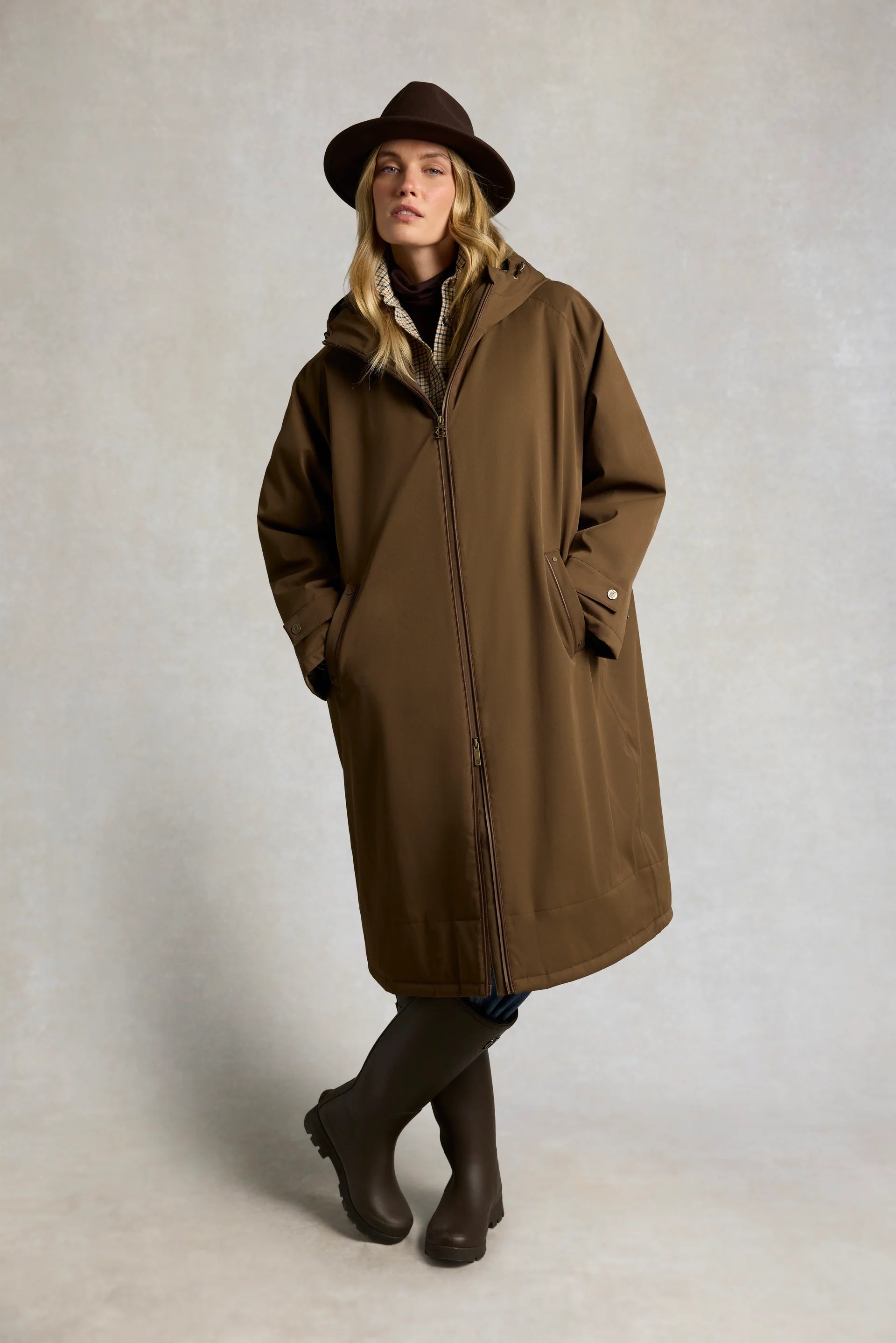 Holland Cooper One Size Waterproof Coat in Chestnut